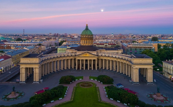 Казанский собор. Архитектор Андрей Никифорович Воронихин. Собор строился с 1799 г. по 1811 г. Стиль - ампир. (Наполеона из России изгнали в конце 1812 г.)