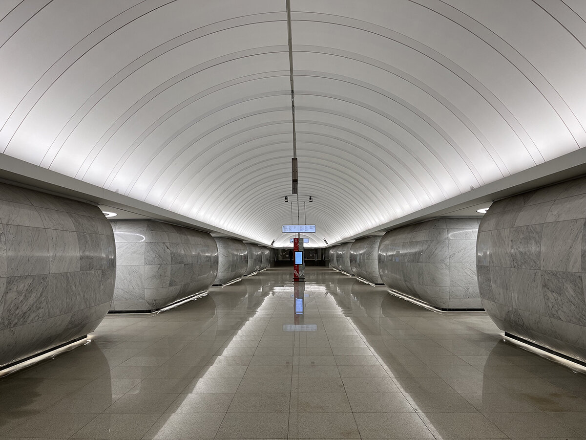 В марте в Москве открыли Большую кольцевую линию метро. Столичные власти уверяют, что она стала самой протяжённой кольцевой линией метрополитена в мире.-2