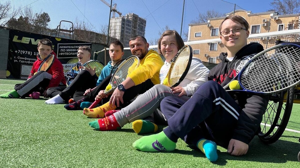  Среди моих особенных воспитанников есть Маша, два Ильи и два Миши с синдром. Они приветливые, рассудительные, степенные, старательные.... а один мальчишка егоза . 
Каждый из них личность, от которой я жду высоких спортивных результатов.

Главное - они показали, что "они не для меня, а со мной "! 

#тенниснаколяскахкрым #школаадаптивноготенниса #future #наспорте #синдромДауна
