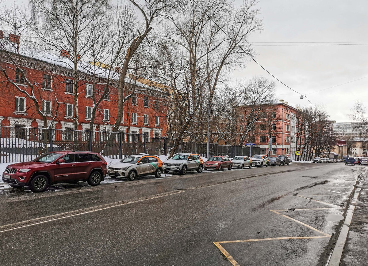 Электрозаводская улица вблизи 2-го Электрозаводского переулка, впереди виднеется перекресток с ним.