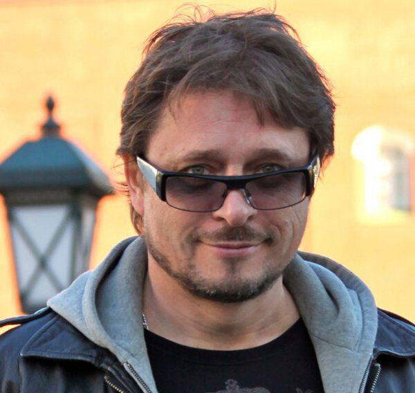 Владимира Маркина можно назвать одним из самых легких и жизнерадостных артистов российского шоу-бизнеса. Звезд с неба певец и композитор никогда не хватал.