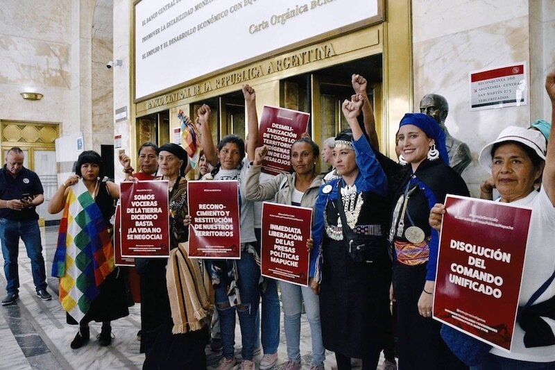 Компания протестующих женщин