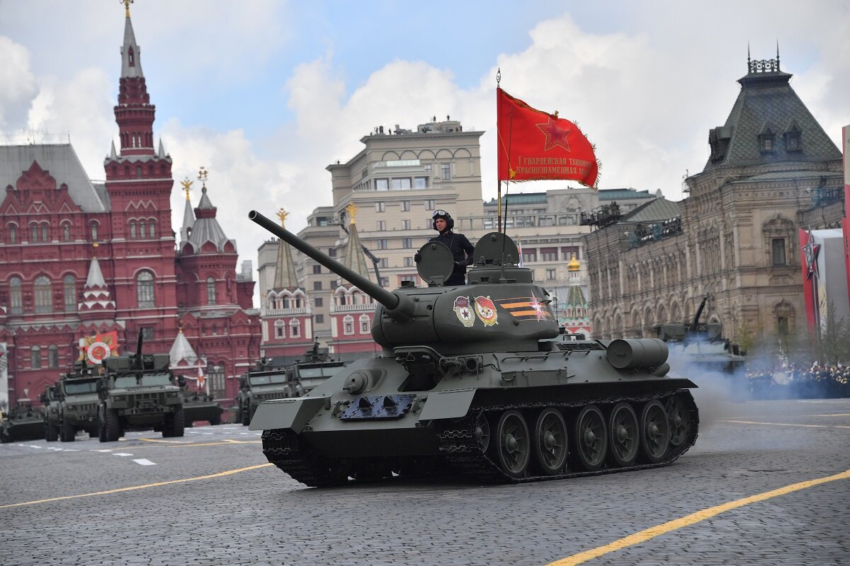 Complete moscow. Военная техника на параде Победы. Знамя Победы России. Армия России победа. Красное Знамя Победы.