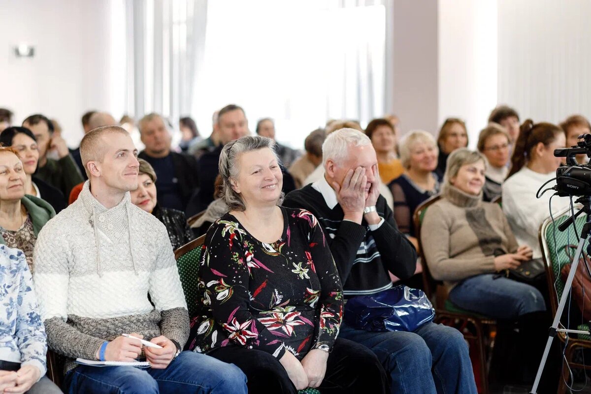 Преимущество личного присутствия - особая энергетика, которая создается в коллективе. Вы не только обучаетесь, но и заряжаетесь энергией, общаетесь с единомышленниками и получаете много позитивных эмоций.