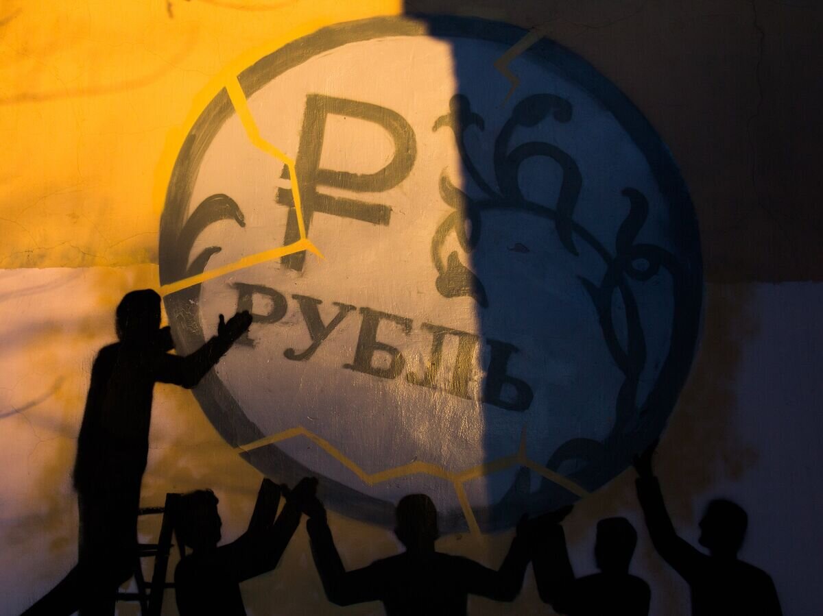    Граффити в поддержку рубля на стене дома № 42 по улице Боровой в Санкт-Петербурге© РИА Новости / Игорь Руссак