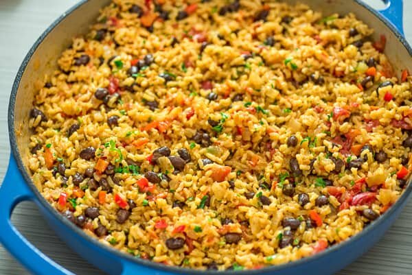 Рис с ароматными овощами на одной сковороде - сытное второе блюдо для всей семьи!  Фото: cooktoria.com