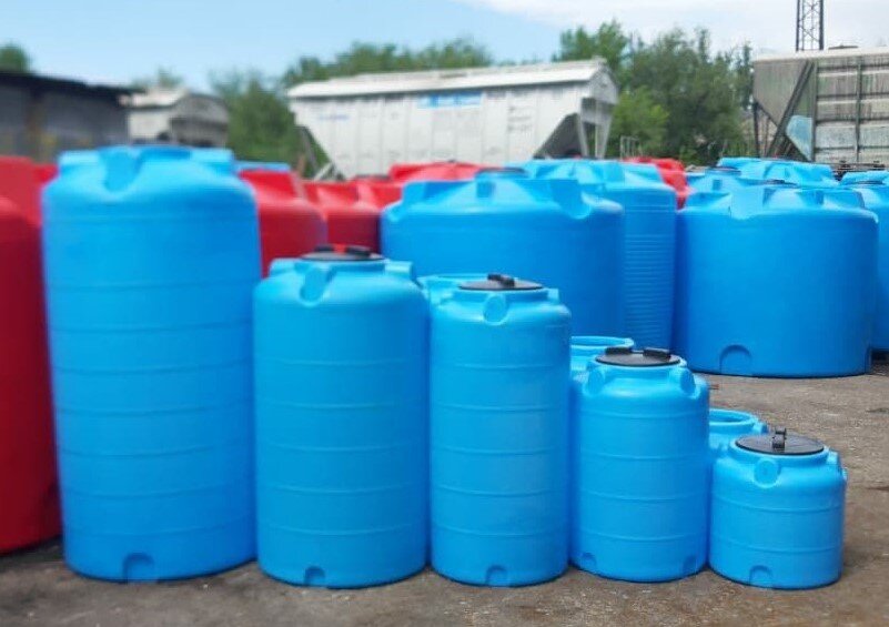 Применение пластиковых ёмкостей затрагивает всевозможные сферы деятельности человека и не ограничивается лишь каким-то узким специализированным кругом использования. В этом вопросе их можно смело относить к универсальным, если производитель не накладывает каких-то ограничений на ту или иную тару.