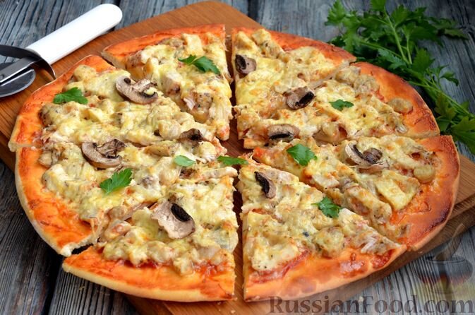 мука, молоко, дрожжи, масло оливковое, сахар, соль, куриное филе, шампиньоны маринованные, шампиньоны свежие, сыр твёрдый, лук репчатый, кетчуп, зелень петрушки, травы прованские, перец чёрный молотый