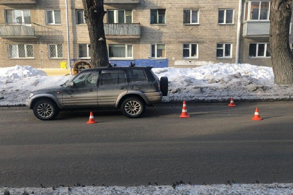     В Новосибирске женщина на кроссовере сбила 12-летнего мальчика. Фото: ГИБДД Новосибирска.