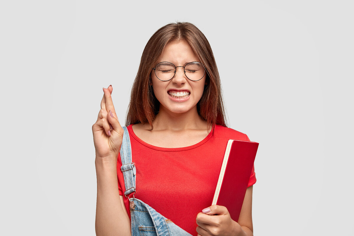 источник фото: <a href="https://ru.freepik.com/free-photo/portrait-of-student-with-long-hair-keeps-fingers-crossed-for-good-luck-on-exam-holds-textbook_13761274.htm#query=%D1%8D%D0%BA%D0%B7%D0%B0%D0%BC%D0%B5%D0%BD%D1%8B&position=20&from_view=search&track=sph">Изображение от wayhomestudio</a> на Freepik