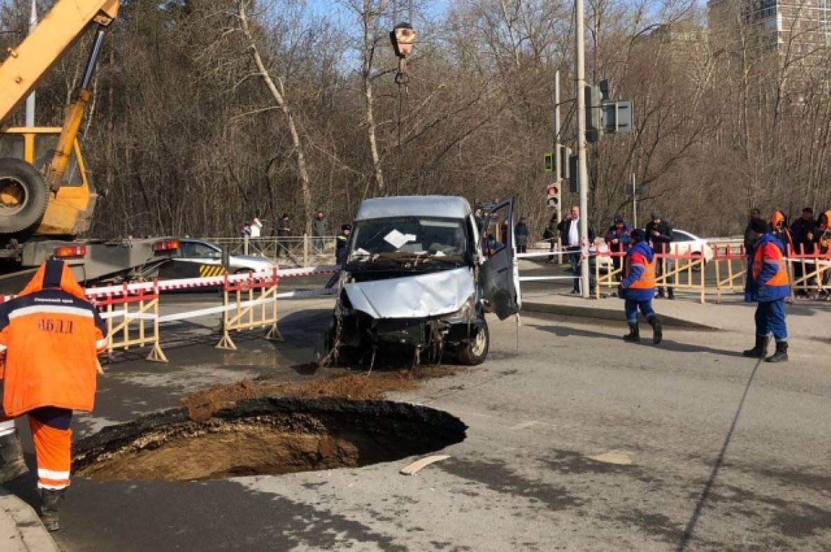    В МВД рассказали подробности об упавшей в провал на дороге в Перми «Газели»