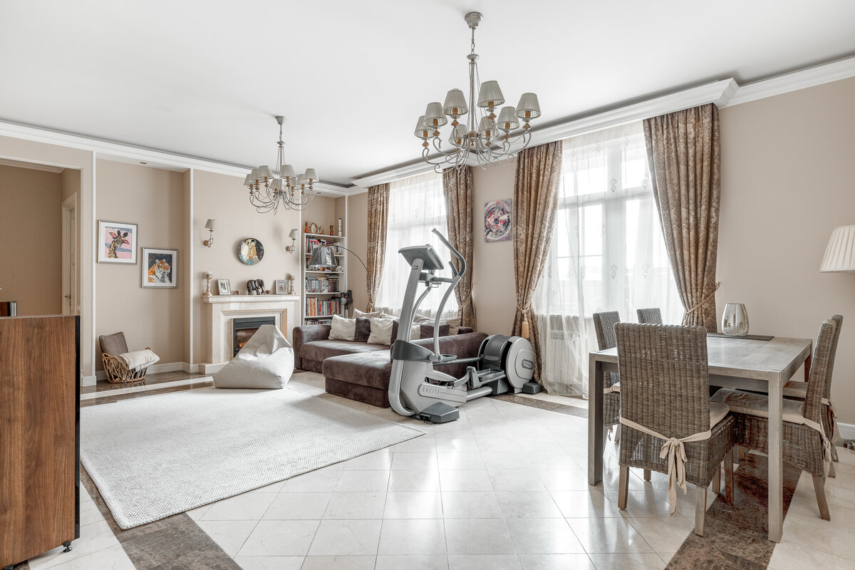 Гостиная. Отделка полов - натуральный мрамор. В спальнях - паркет из массива ореха. 