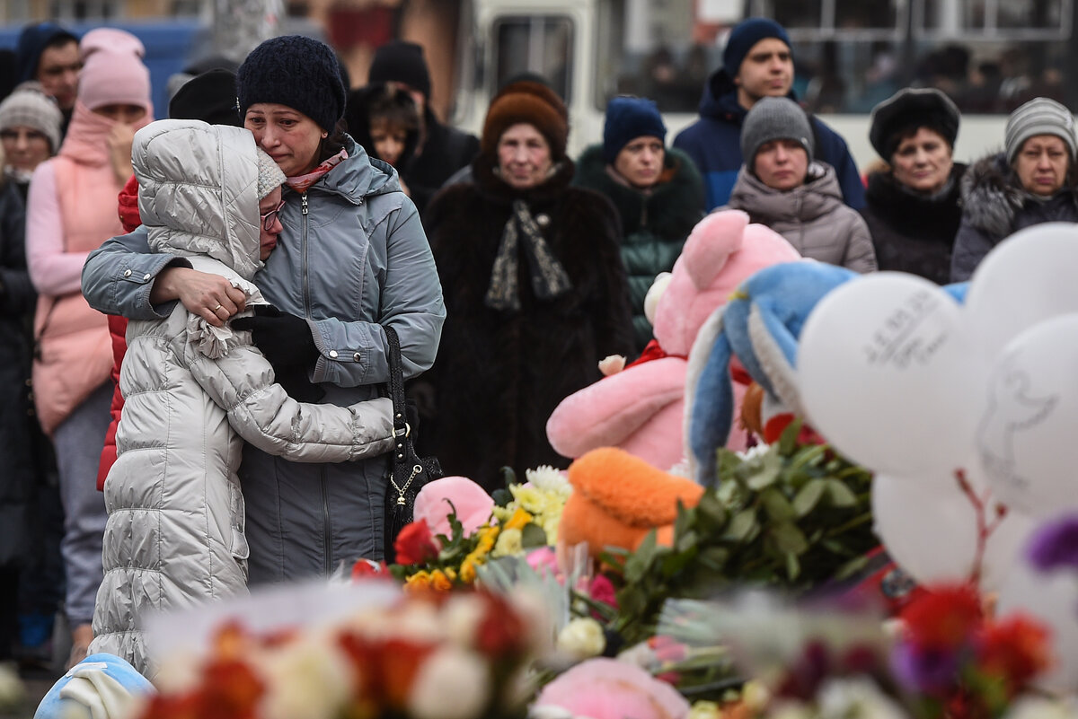 Приносить жертвы в русские. Кемерово мемориал зимняя вишня. Память погибших в зимней вишне. Стихийный мемориал Кемерово.