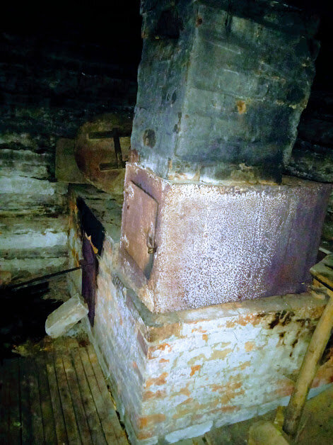 Кочерга держит эту металлическую пластинку, над ней одна чернота... 