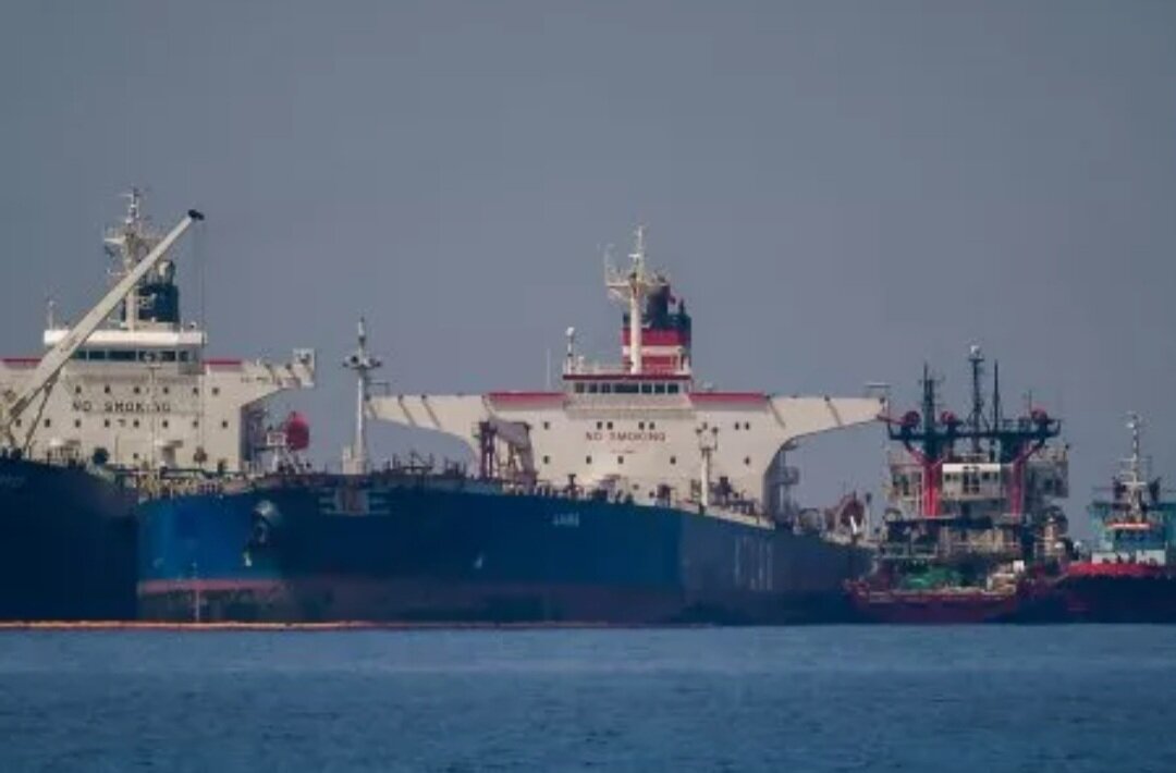 Нефтяной танкер Ice Energy под флагом Либерии (слева) перегружает сырую нефть с нефтяного танкера Lana под российским флагом (справа) у берегов Каристоса на острове Эвия. Источник фото: Newsweek