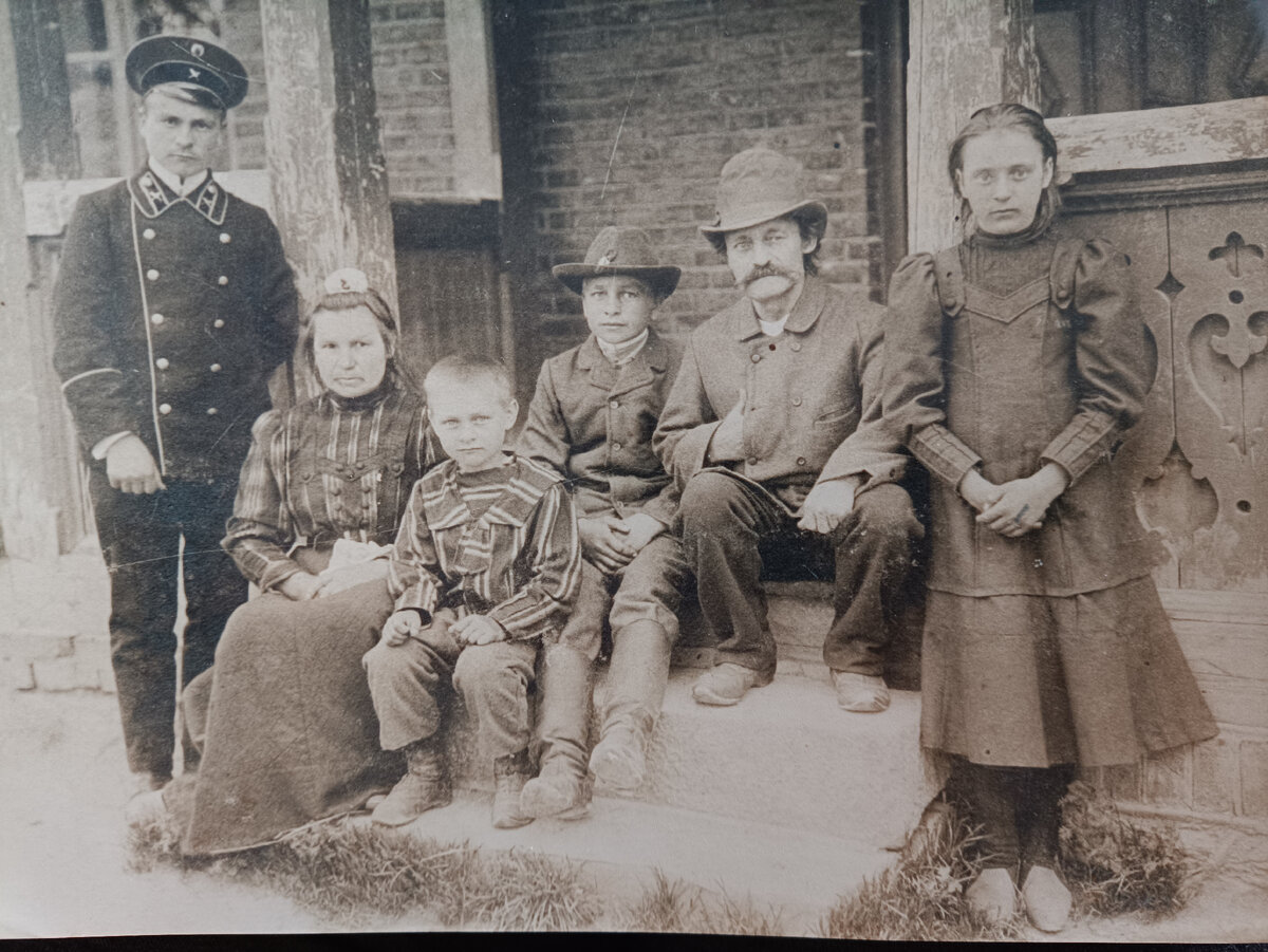 Это папина семья: бабушка и дедушка с детьми