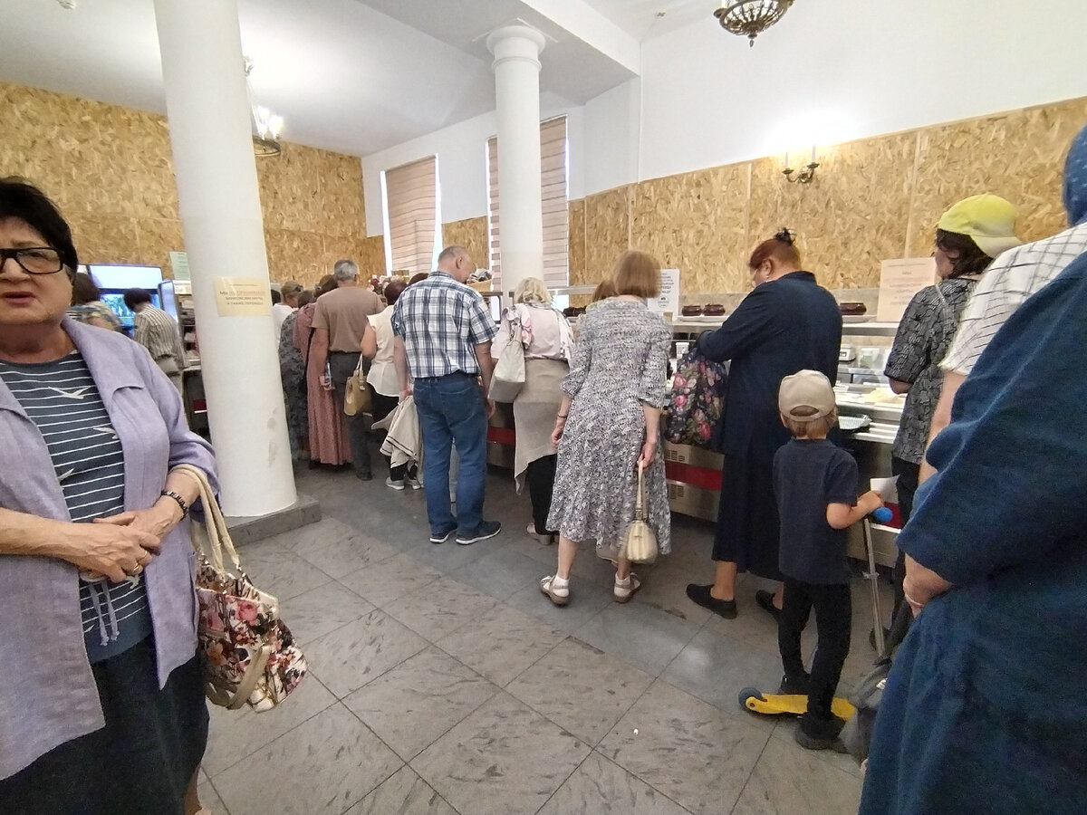 К сожалению фотография остальной очереди в тот день не получилась. Но поверьте на слово людей было много) 