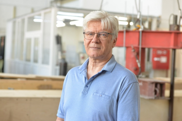 Доктор технических наук, доцент, профессор кафедры «Строительные конструкции» СибАДИ Сергей Макеев. 
