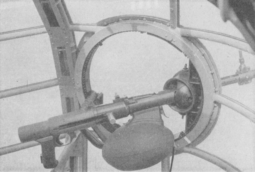 Пулемет MG 15, установленный в шаровой установке самолета. Обратите внимание на мешок для сбора гильз. 