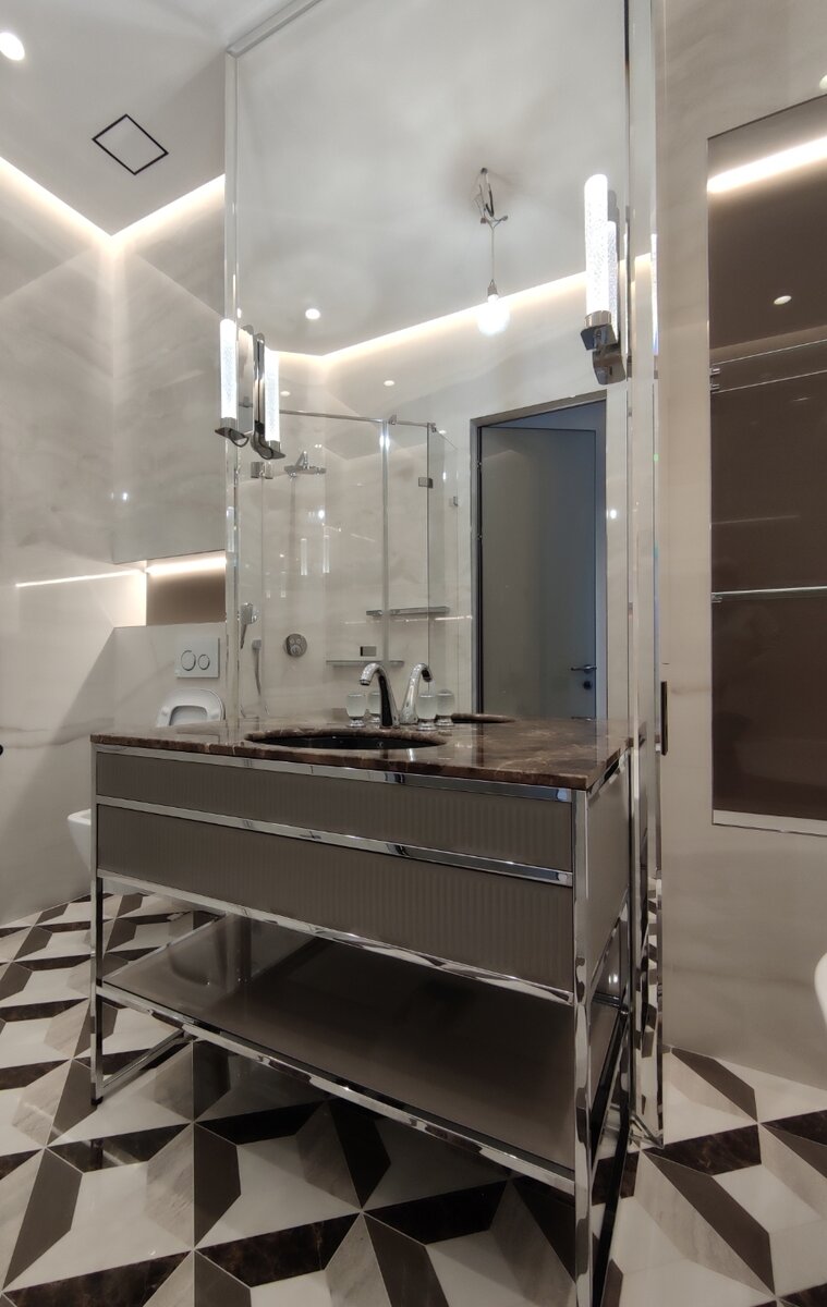 Огромное зеркальное полотнотв санузле.