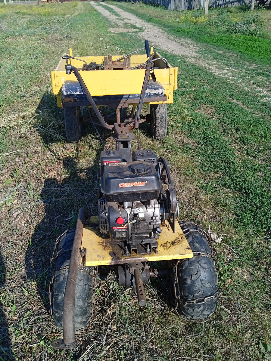 У нас был мотоблок целина с двигателем Лифан на 8 лошадиных сил. Два года назад в 2021 году двигатель лифан сломался . Поэтому мы решили купить новый двигатель чем чинить старый . Поскольку это было бо долго и дорого. Поехав в магазин техники мы купили двигатель Парма на 7 лошадиных сил за 12 тысяч рублей . Новый двигатель оказался намного меньше старого. Из-за этого пришлось докупить специальную платформу которая крепится к раме редуктора мотоблока. Новый двигатель работает отлично и расход топлива намного меньше. Правда когда на свече зажигания появляется нагар мотоблок начинает плохо работать. Приходится снимать свечу и зачищать нагар наждачной бумагой . После этого мотоблок работает без проблем.