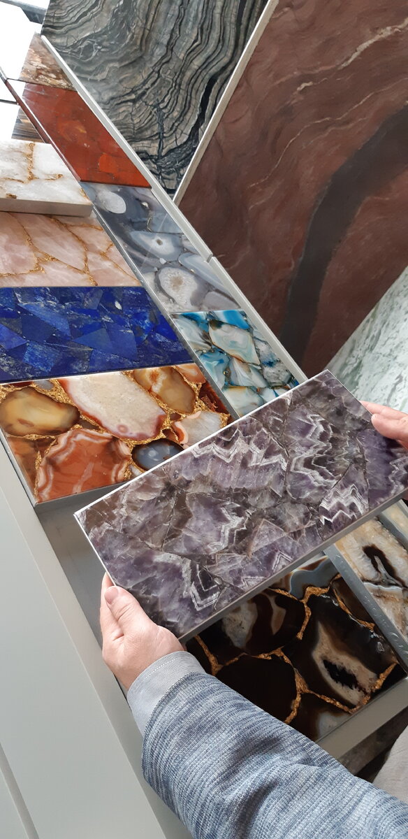 Дизайн интерьеров. В век цифровизации практикую живую работу с образцами, ручные  эскизы и макеты. В рендере даже пластик под камень будет выглядеть как камень, только вот пока мы живем в материальном мире, при наличии бюджета мало кто поменяет камень на пластик 