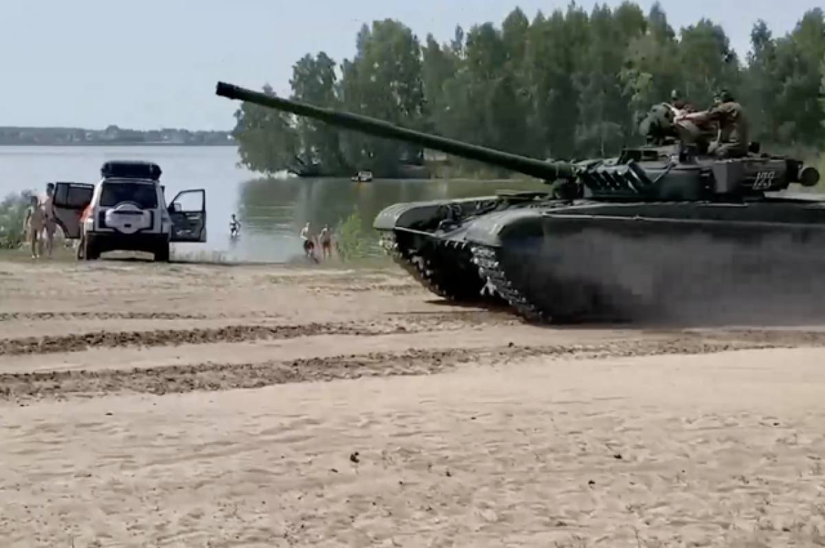    Мчащийся по пляжу в Тюмени танк попал на видео