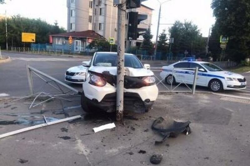    Богиня дороги: в центре Брянска в светофор врезалась пьяная девушка на Nissan’е avchernov