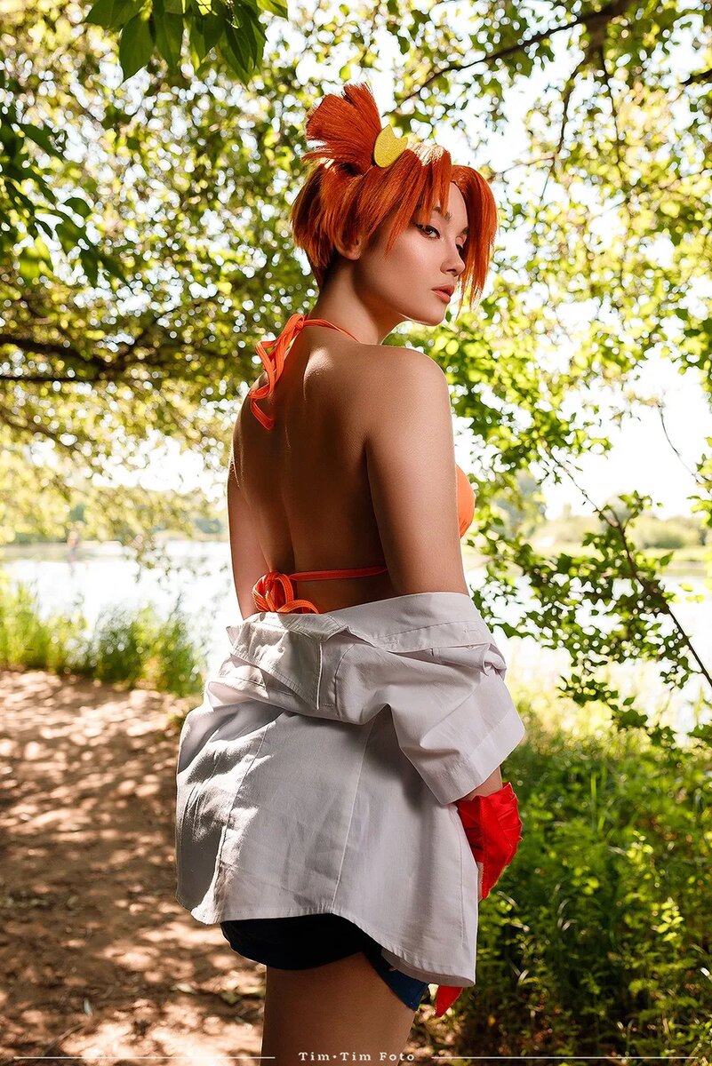 Косплей на Алису Двачевскую из «Бесконечного лета» (Двач-тян). Косплеер: Алиса Романовская. Источник: vk.com/alice01cosplay   📷