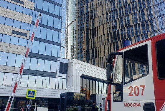    Последствия попадания беспилотника в одну из башен «Москва-Сити»