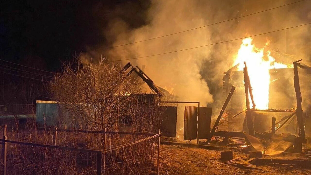     В Глазовском районе Удмуртии на СНТ «Авторемонтник» 20 апреля произошел пожар, который уничтожил садовый дом и постройки на участке. Причиной возгорания стало использование самодельного электрообогревателя. Об этом корреспонденту Udm-info рассказали в пресс-службы ГУ МЧС по региону.