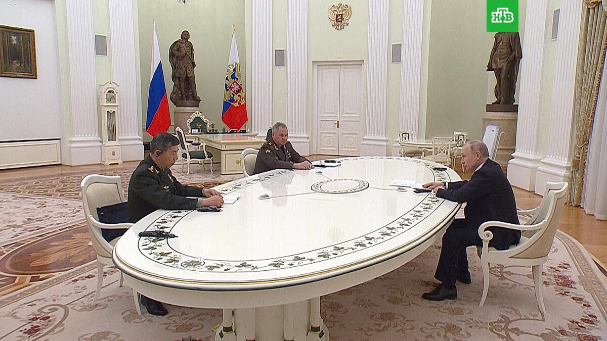    Путин встретился с министром обороны Китая