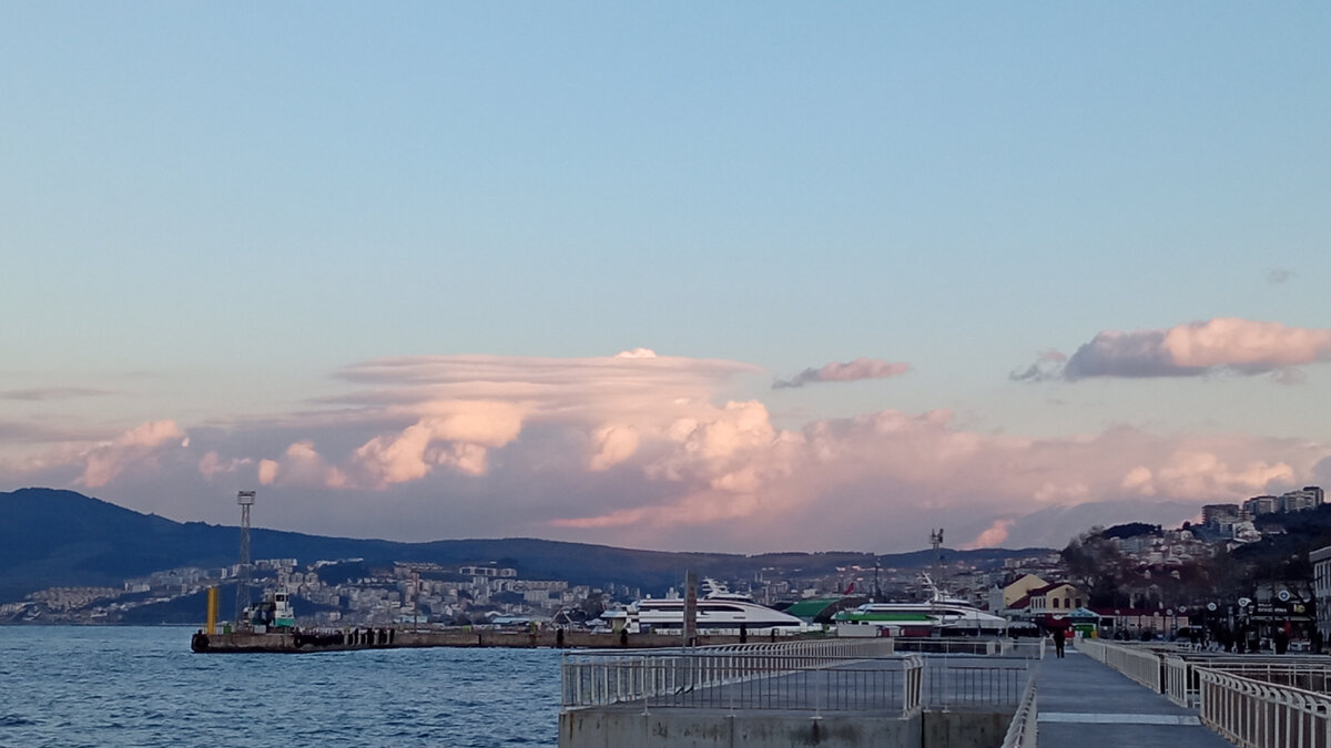 Вот такие красивые облака бывают над набережной в Муданье.