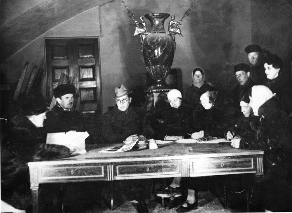 Сотрудники музея слушают доклад главного хранителя ГРМ М.В. Фармаковского. 1942 