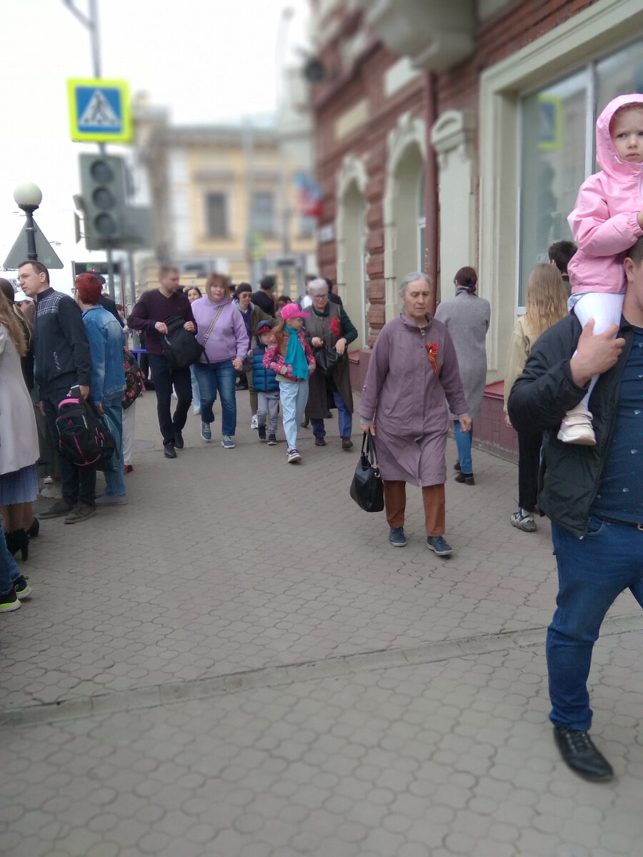  Плохо видно, снимок смазался, но там есть магнитные рамки, из них как раз выходят люди