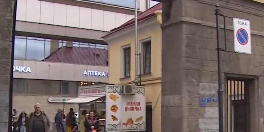    В Петербурге планируют запретить парковку у всех станций метро.Скриншот с репортажа телеканала "Санкт-Петербург"