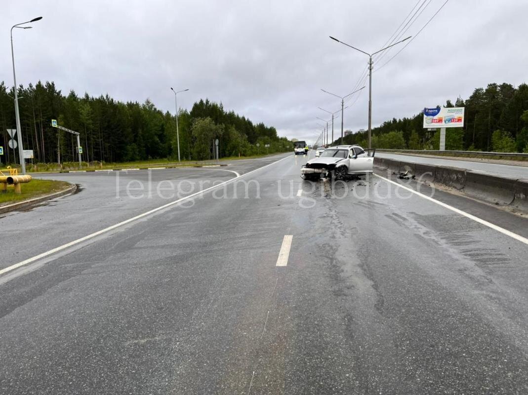    На Тюменском тракте в Сургуте Infiniti влетел в бетонное ограждение