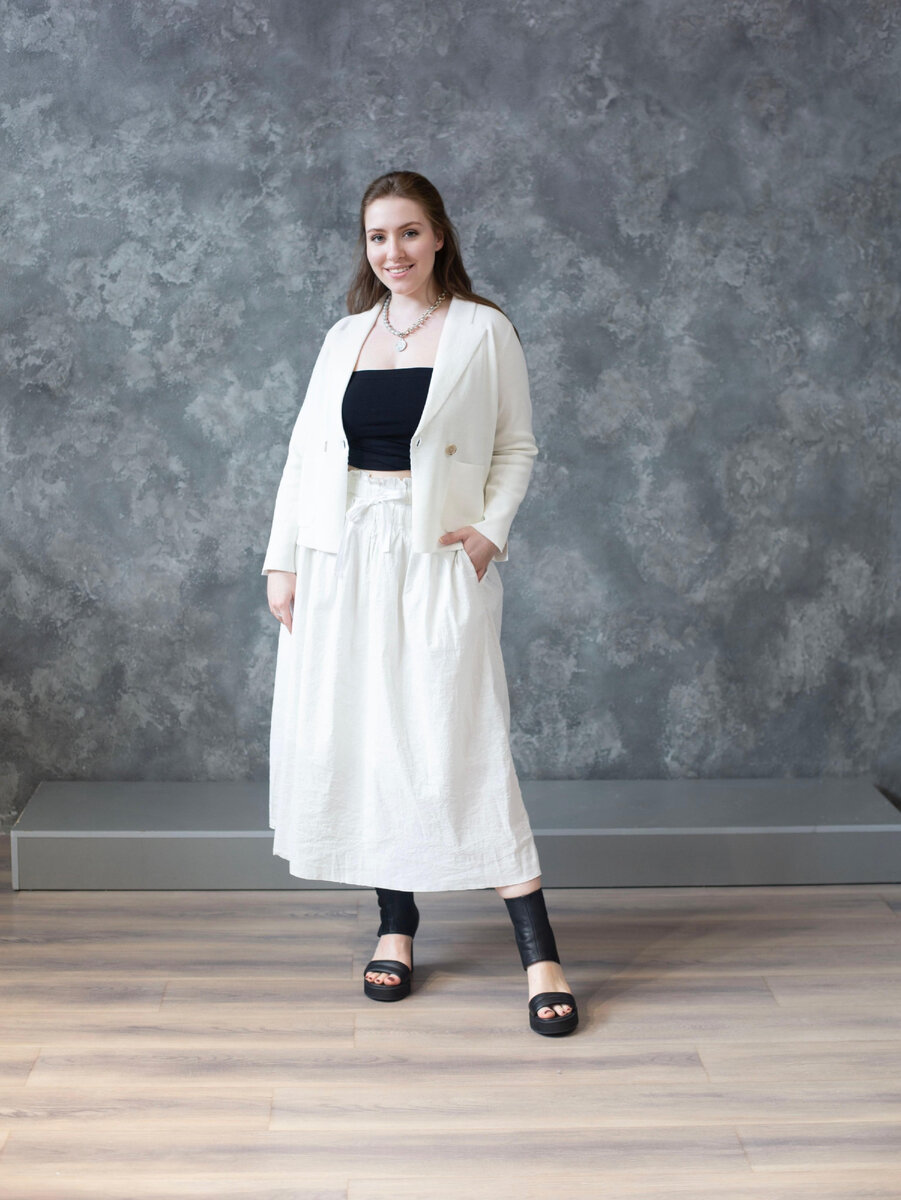 Отличный образ на любую летнюю погоду.Вам всегда будет комфортно и не жарко, так как вы всегда можете снять что-то лишнее находясь под солнцем или на оборот утеплиться во время ночной прогулки. Образ из изделий AQUAMENTE и PANICALE выглядит вкусно и интересно, за счёт сочетания разных оттенков и  текстур тканей.Шикарная обувь на каблуке от LOFINA и аксессуары добавляют особый шарм и привлекательность этому аутфиту.