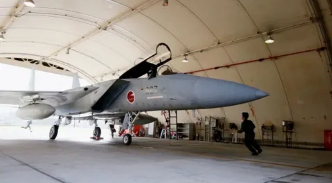 Мисава Хикодзе)авиабаза Мисава (IATA: MSJ, ICAO: RJSM) - авиабаза воздушных сил самообороны Японии (JASDF), Военно-воздушных сил США и военно-морского флота США, расположенная в Мисаве, Аомори, в северной части острова Хонсю, Япония. Расположена в 3 милях (5,6 км; 3,5 мили) к северо-востоку от железнодорожной станции Мисава,[1] в 4,8 км (3,0 мили) к западу от Тихого океана, в 16 км (9,9 мили) к северо-востоку от Товады, в 29 км (18 миль) к северо-западу от Хатинохе и в 684 км (425 миль) к северу от Токио на "Острие копья". Это база Тихоокеанских военно-воздушных сил (PACAF) с 35-м истребительным крылом (35 FW, около 48 самолетов F-16, разделенных на 13-ю и 14-ю истребительные эскадрильи)[