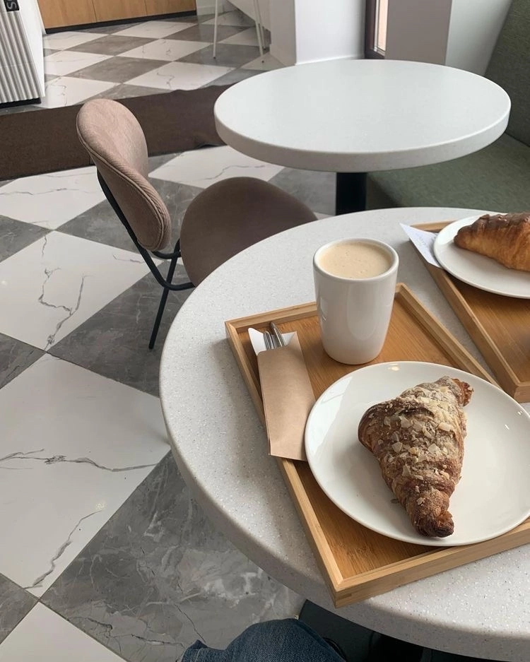 «СЕКС В БОЛЬШОМ ГОРОДЕ»
 
Несколько лет тому назад одна моя хорошая знакомая, Галина, вернулась из поездки в Италию, где провела несколько замечательных дней, путешествия на автомобиле, взятом в аэропорту напрокат, по старым итальянским городам, знакомясь с культурным наследием этой прекрасной страны. В последний день своего небольшого, но наполненного впечатлениями отпуска Галина, с утра вернув компании средство передвижения, решила посвятить этот день «искусству от кутюр», проще говоря, посетить известную Галерею в центре Милана с известными бутиками мировых брендов одежды и обуви.
 
Со слов Галины, она не планировала в этой поездке делать шопинг, но ей хотелось приобрести несколько красивых мелочей друзьям в подарок и сувениров для коллег, а также познакомиться с известной Галереей, о которой была наслышана. Уже после обеда, уставшая и измученная долгим пешим хождением по Галерее, взмокшая от жары Галина остановилась перед витриной с огромными окнами магазина Prada, пораженная туфлями, красовавшимися за стеклом. Галина не смогла убедить себя пройти мимо магазина и дерзко вошла внутрь, чтобы «только рассмотреть их вблизи».  
 
 
Войдя в бутик, Галина сразу увидела «свои» туфли и прямиком зашагала туда. Остановившись около них, она услышала мужской голос, обращенный к ней. Галина повернула голову и обомлела второй раз за последние полчаса: рядом с ней был невероятной красоты молодой итальянец, одетый в прекрасный летний костюм и модные туфли на босу ногу. Хотя Галина отлично говорила на английском языке, она не сразу поняла, что именно итальянец хотел от нее, уводя под локоток к дивану, стоявшему посреди огромного магазина. Не успев опомниться от настигнутых ею красот в виде туфель и итальянца, Галина сама не поняла, как оказалась на диване, с изумлением взирая на итальянского мачо, сидевшего у ее ног на корточках и аккуратно снимавшего с ее ноги кроссовок.  
 
Именно в этот момент Галина начала приходить в себя, и лицо ее стало густо краснеть и бледнеть поочередно. Мысли унесли Галину в несоответствие представлениям идеала ее обуви и носка: с раннего утра она прошла полгорода пешком, по жаре, была взмокшей от пота, а ее носки и кроссовки не были предназначены для встречи с красавцем. В общем, Галина чувствовала себя ужасно рядом с загорелым мужчиной-картинкой в прохладном помещении магазина.
 
 
Оглядевшись по сторонам, Галина увидела еще несколько похоже одетых мужчин, которые присутствовали в этом зале, и поняла, что мужчины работают здесь продавцами-консультантами. Увиденное немного успокоило Галину, но в этот момент вернулся ее красавец с коробкой туфель в руках и, присев на корточки, сделал попытку завладеть ее ступней. Галина уже полностью пришла в себя: выхватила принесенные красавцем невесомые нейлоновые гольфы, резким движением натянула один на ступню взамен носка, нагнулась за туфлей и опля! – нога уже была в туфельке. Итальянец с ошеломленным видом попытался предложить примерить Галине вторую туфлю, но получил резкий отказ и даже приказ отнести коробку на кассу.
 
Уже рассчитавшись за покупку и выскочив на улицу, Галина поняла, что купила туфли стоимостью, превышающие ее двухмесячный бюджет расходов, при этом даже не убедившись в размере туфель и их комфортности для себя.
 
 
Два дня спустя четыре подруги сидели в небольшом кафе Москвы, слушали рассказ Галины и делились своими фантазиями о том, как поступила бы каждая из них, окажись она на месте Галины. Девушки за столом выглядели оживленными: громко смеялись и наперебой делились своими предположениями о реакции, окажись они в этом магазине. Со стороны встреча подруг выглядела как сцена из фильма «Секс в большом городе»: четыре разных типажа личности представили общему вниманию за столом свою историю.
 
 
Высокая, красивая и немного холодная в проявлении чувств к другим А. сразу сообщила, что она часто бывает в Галерее Милана и обожает посещать магазин Prada, так как там можно упиваться эстетическим наслаждением от вида мужчин-продавцов, а также получить много удовольствия от того, как они «занимаются ножками»: снимут туфлю, обуют, застегнут ремешок, безошибочно определят размер ноги клиентки и все это – сидя на корточках перед тобой. «Просто наслаждение быть королевой, сидя на диване, пока они возятся с твоей ногой! Еще и кофе принесут, постоянно мурлыкая рядом, и все это время его можно раздевать и поедать глазами как десерт», – вещала А., далеко уходя в своих фантазиях.
 
Б. сообщила, что она бы сразу влюбилась в продавца, готова была приобрести за свой счет обручальные кольца в магазине и переехать к нему, даже если он, как и большинство итальянцев, живет до сих пор со своей мамой. После чего она бы настояла на том, чтобы он покинул такую работу. «Пусть не самую денежную работу найдет, зато без таких клиенток, как А», – выпалила Б., бросив собственнический взгляд на А.
 
В., смеясь, предположила, что она не стала бы пугаться или убегать из магазина, интереса к замужеству она в настоящий момент тоже не имеет, да и не испытывает постоянной тяги к «десертам», поэтому она, возможно, с удовольствием включилась бы в игру флирта: получала бы удовольствие от комфорта, красоты, эстетики и примерки туфель, дарила бы улыбки направо и налево, восхищалась бы искренне продавцом, наполняя его собственной значимостью, а свое ощущение непрезентабельного вида сгладила бы небольшим извинением типа: «После трехчасовой пробежки решила заскочить за туфлями».
 
 
На примере одной покупки туфель можно заметить, как подруги в реальном мире изо дня в день относятся к себе и строят отношения с другими. Одна не принимает себя, в силу своей неидеальности, по причине отсутствия своей ценности во внутреннем понимании себя (!), другая по этой же причине – «собственной неидеальности» –  просто переворачивая и показывая другим оборотную сторону медали, маскирует неидеальность показной, внешней значимостью себя. Третья, не имея собственной ценности внутри, старается найти и присвоить ценность благодаря другому, например, партнеру.
 
Основная мысль, которую хотелось бы показать этим, казалось бы, легким рассказом, как по маленькой детали (покупка туфель) можно заметить и воспроизвести большую картину жизни каждой из подруг, в которой эта деталь («как я несу себя по жизни») будет реализовываться повторением во всех сферах жизни (личной, профессиональной) и на всем ее протяжении.
 
Если бы было понимание у каждой из них, что, благодаря психоаналитической работе, можно распрощаться со своей внутренней неидеальностью и посредством отбрасывания шелухи добраться до ценного ядрышка внутри, взрастить его в себе и жить качественно другую жизнь, то уверена, что потратить несколько месяцев или лет на терапию оказалось бы лучшим вложением в себя.