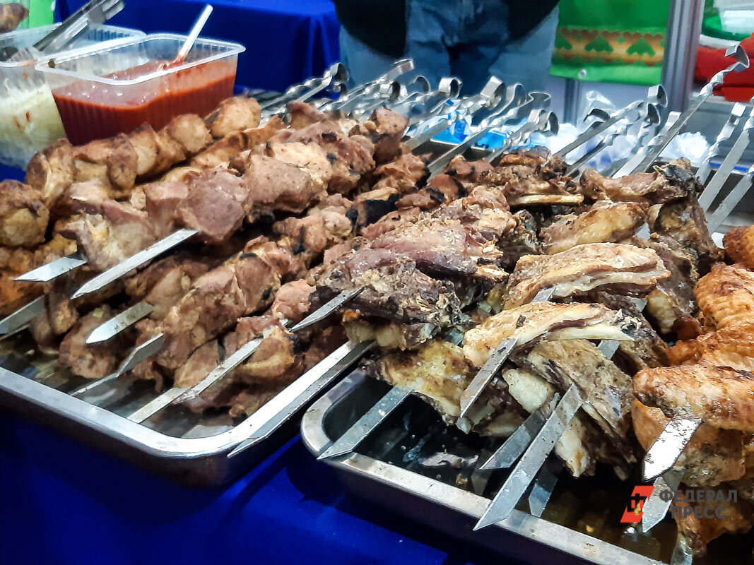 шашлык в свердловском. шашлык в свердловском. шашлычный сезон. шейка свиная в маринаде. шашлыки в парках.