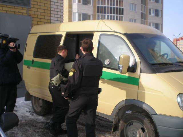  В Самаре поймали  инкассатора в прошлом, укравшего из банка миллион рублей. Молодой человек сам сознался о краже и дал показания.-2