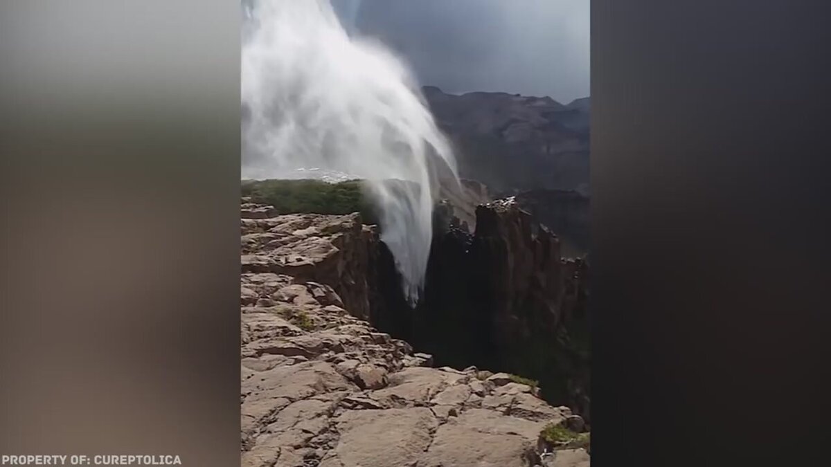 Гравитационный водопад. Водопад который течет вверх. Аномалия в Армении вода течет вверх. Вода течет вверх по склону. Речка в Армении которая течет вверх.