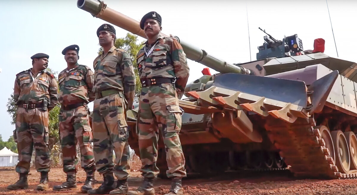  Оказывается в Индии, кроме фильмов, тоже умеют делать танки. До недавнего времени на вооружении этой армии стояли танки Российского производства Т -54 и Т-72.-2