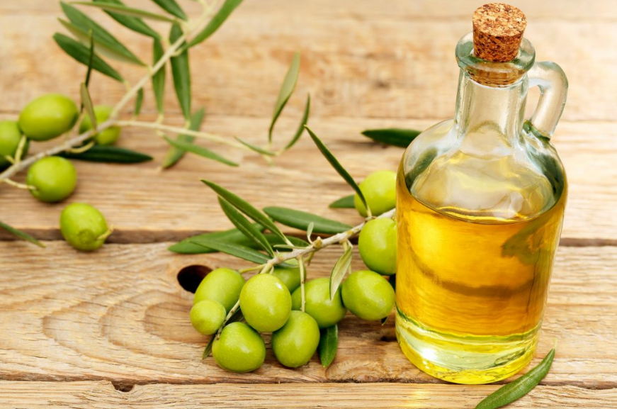  Оливковое масло полностью состоит из полезных для сердца и сосудов ненасыщенных жиров. Это единственное масло, которое усваивается организмом на 100%.