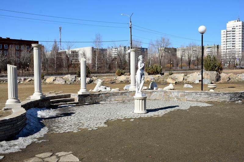  Столбы и каменная тетка с руками – этот культурный слой не заинтересовал археологическую элиту Челябинска.
