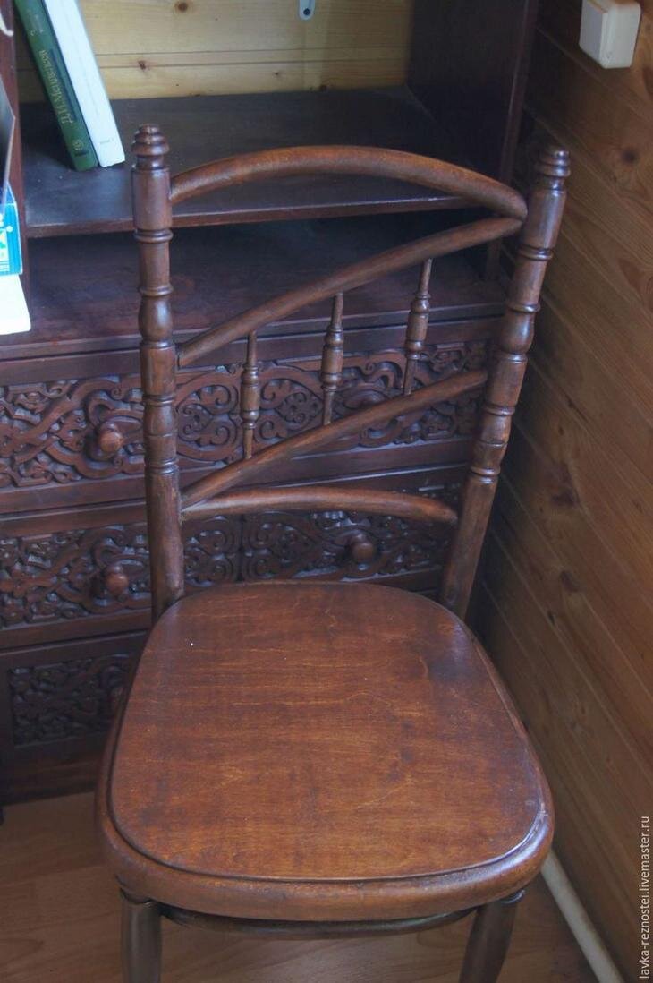 Вначале, конечно же, состояние «До».
Общее состояние у стульев было довольно унылое. Ноги от времени расшатались, ротанг на сидениях или отсутствовал вовсе, или был сильно порван.