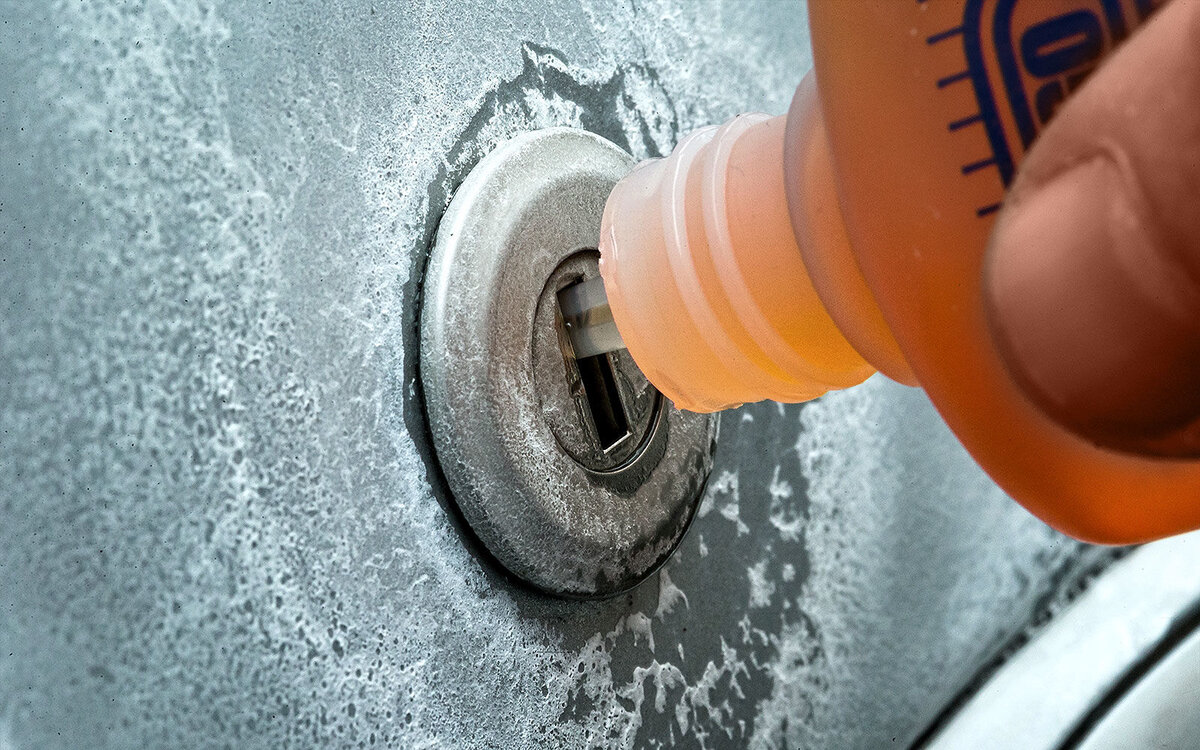 Открыть замерзший замок авто. Замок двери автомобиля. Отмораживает замки. Разморозка машины. Замерз замок багажника.