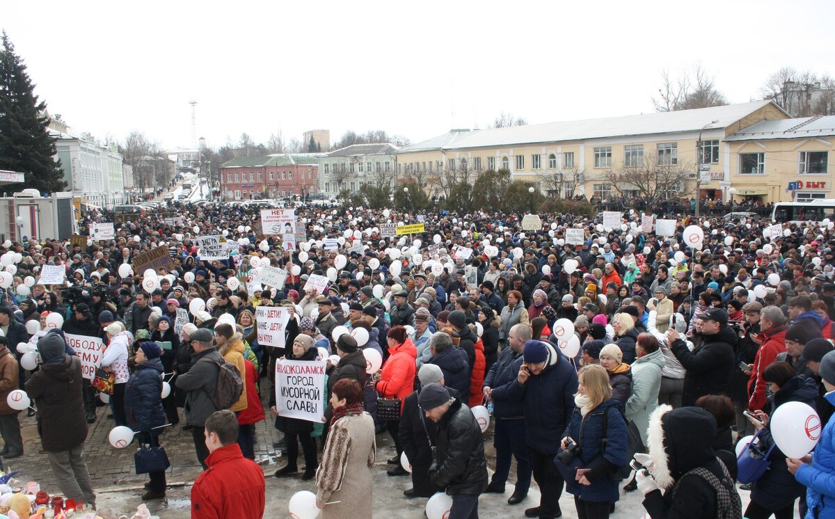 Протесты на главной площади Волоколамска 1 апреля.  