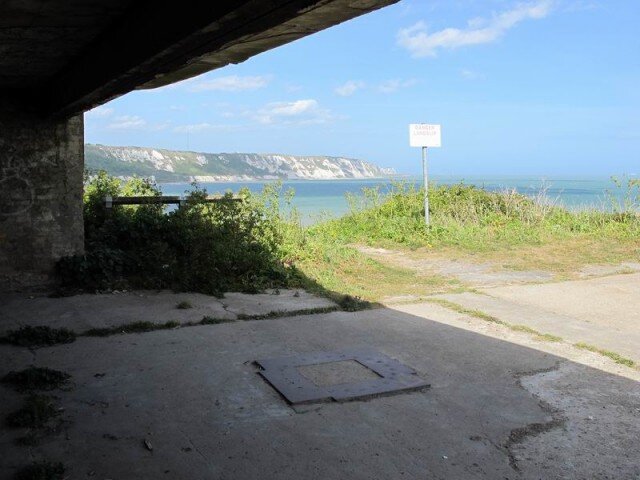  На фото вид из орудийного дворика № 2 батареи Copt Point в сторону Дувра. В центре основание орудия  